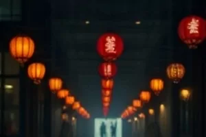 《沉默的标点》剧照，餐桌两端空置的座椅